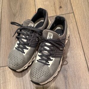 On cloudswift tennis shoes